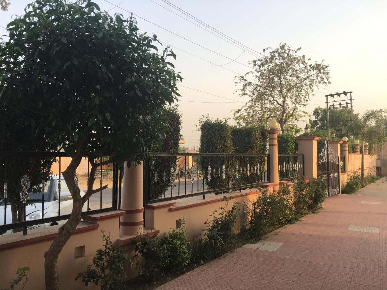 Shiv Hotel And Joe'S Bar & Restaurant Jandiala Exterior photo
